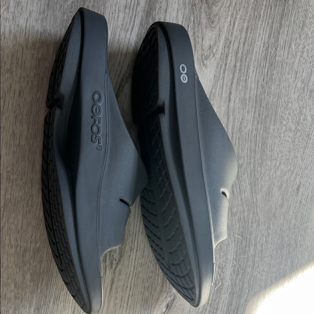 OOFOS Men's Charcoal Slide Sandals
